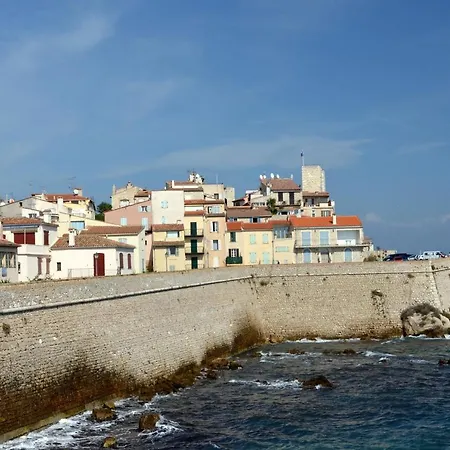 Grand 2 Pieces Renove Climatise, Vieil Antibes, Proche Port Apartment
