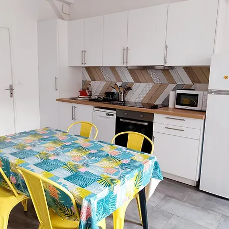 Grand 2 Pieces Renove Climatise, Vieil Antibes, Proche Port דירה *