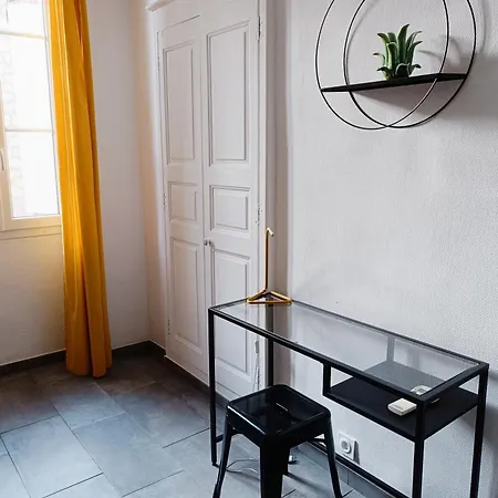 Apartment Grand 2 Pieces Renove Climatise, Vieil Antibes, Proche Port Antibes