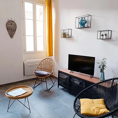 Appartement Grand 2 Pièces Rénové Climatisé, Vieil Antibes, Proche Port