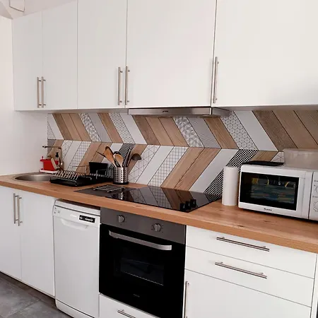 Grand 2 Pieces Renove Climatise, Vieil Antibes, Proche Port