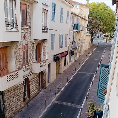 Grand 2 Pieces Renove Climatise, Vieil Antibes, Proche Port Апартаменты