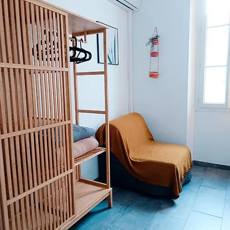 Grand 2 Pieces Renove Climatise, Vieil Antibes, Proche Port