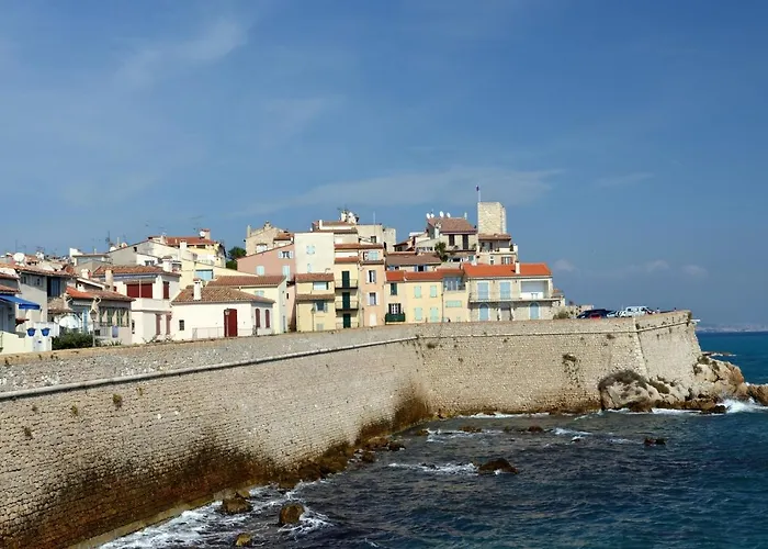 Grand 2 Pieces Renove Climatise, Vieil Antibes, Proche Port Daire