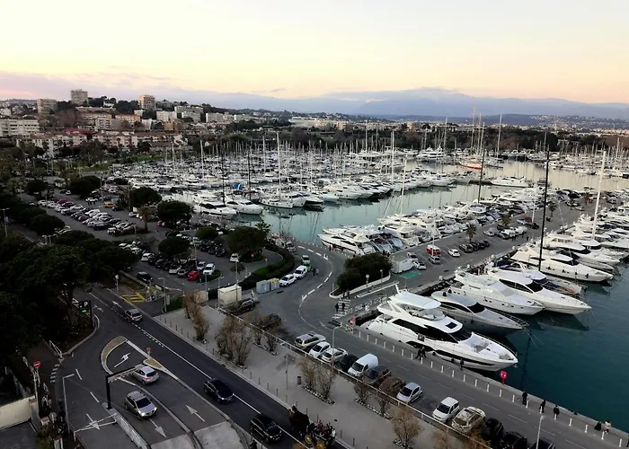 Grand 2 Pieces Renove Climatise, Vieil Antibes, Proche Port *