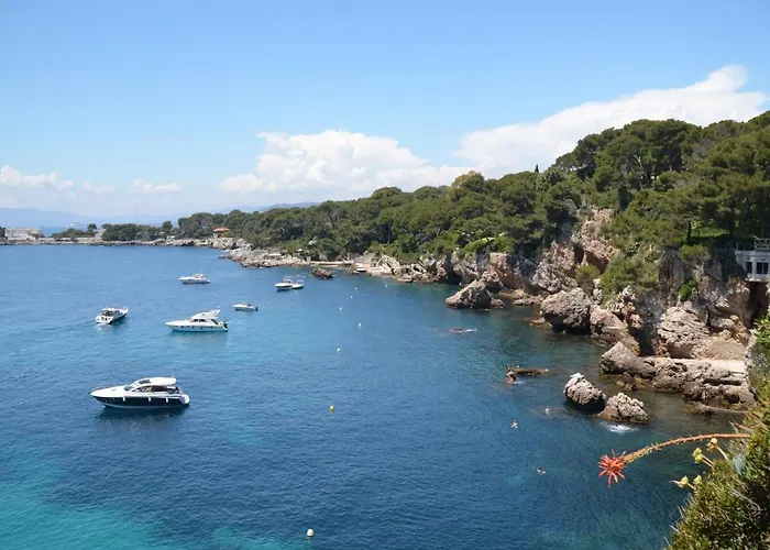 Grand 2 Pieces Renove Climatise, Vieil Antibes, Proche Port * Αντίμπ