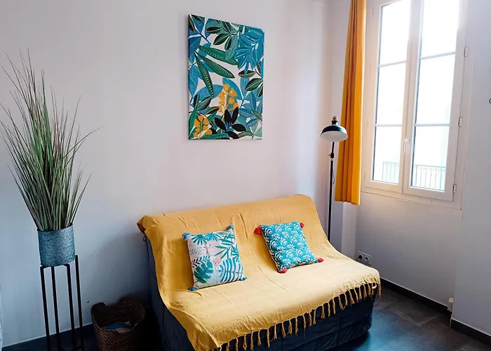 Grand 2 Pieces Renove Climatise, Vieil Antibes, Proche Port