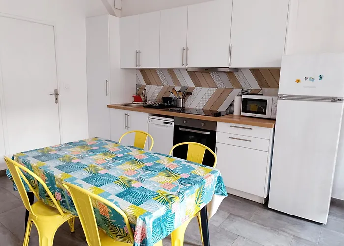 Grand 2 Pieces Renove Climatise, Vieil Antibes, Proche Port Daire *