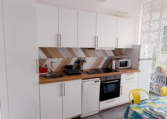 Grand 2 Pieces Renove Climatise, Vieil Antibes, Proche Port Antibes