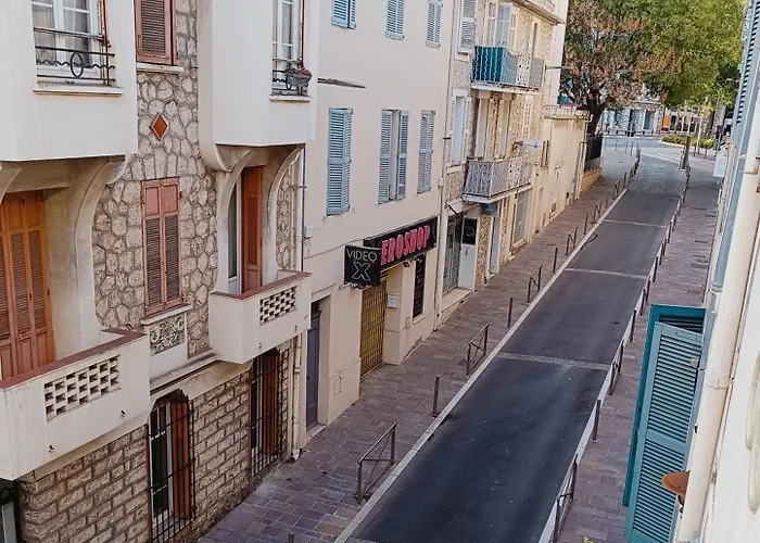 Grand 2 Pieces Renove Climatise, Vieil Antibes, Proche Port Daire