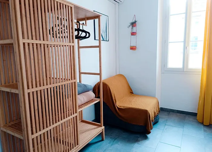 Grand 2 Pieces Renove Climatise, Vieil Antibes, Proche Port